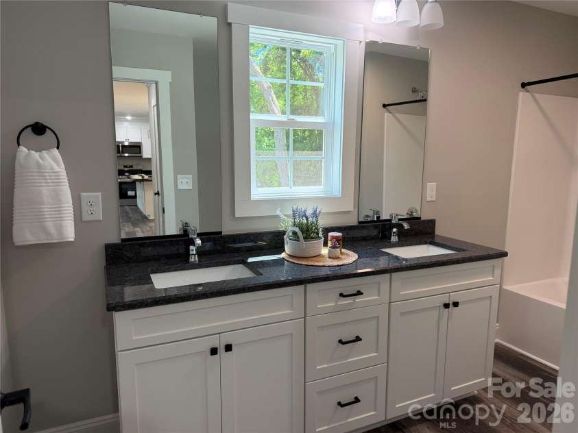 129 Jessicas Way, Lexington, NC 27292.  MLS# CAR4380803, YatesRealty ID 21948. Guest bath