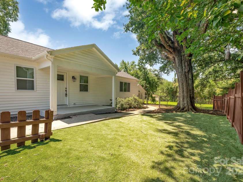 6208 Karenstone Drive, Charlotte, NC 28215.  MLS# CAR4274262, YatesRealty ID 21948. 