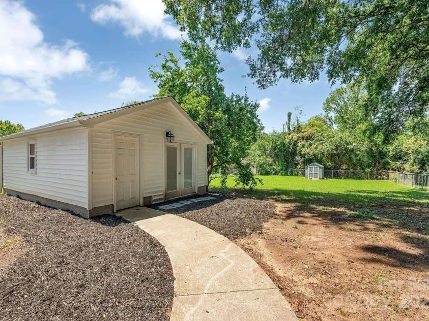 6208 Karenstone Drive, Charlotte, NC 28215.  MLS# CAR4274262, YatesRealty ID 21948. 