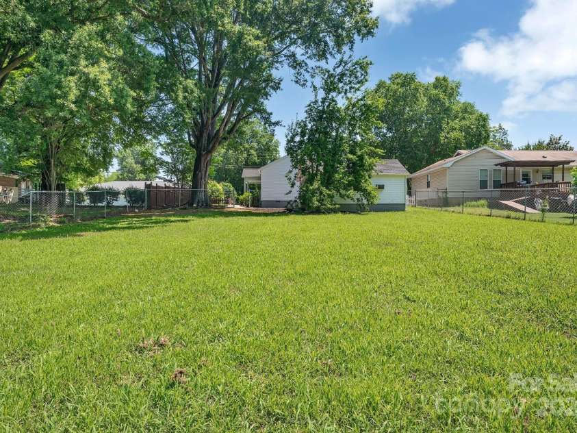 6208 Karenstone Drive, Charlotte, NC 28215.  MLS# CAR4274262, YatesRealty ID 21948. 