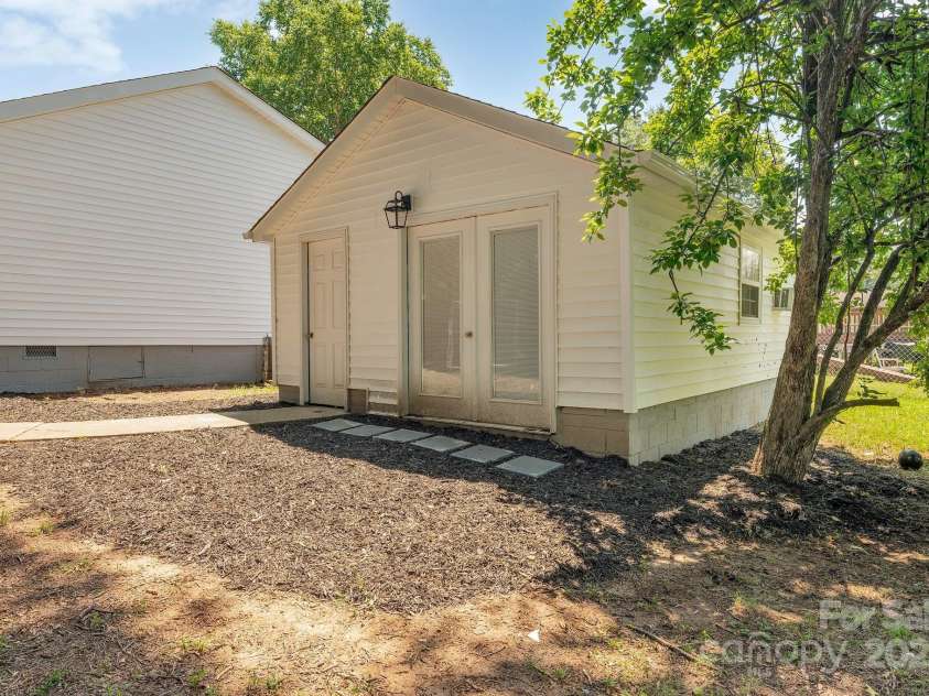 6208 Karenstone Drive, Charlotte, NC 28215.  MLS# CAR4274262, YatesRealty ID 21948. 