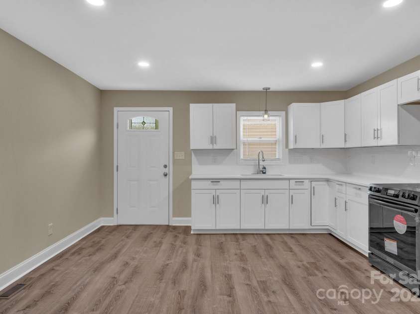 6208 Karenstone Drive, Charlotte, NC 28215.  MLS# CAR4274262, YatesRealty ID 21948. 