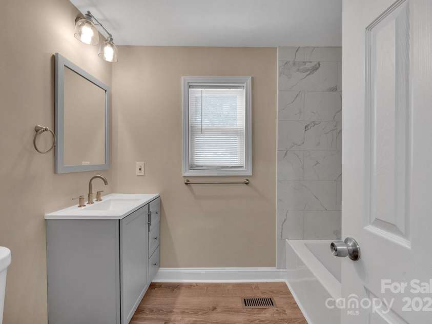 6208 Karenstone Drive, Charlotte, NC 28215.  MLS# CAR4274262, YatesRealty ID 21948. 