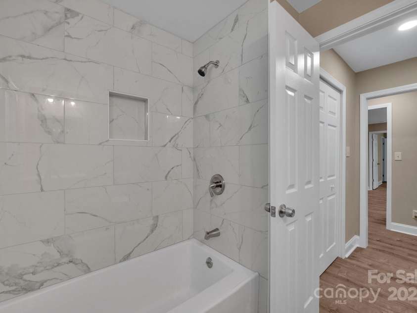 6208 Karenstone Drive, Charlotte, NC 28215.  MLS# CAR4274262, YatesRealty ID 21948. 