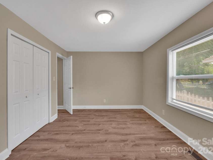 6208 Karenstone Drive, Charlotte, NC 28215.  MLS# CAR4274262, YatesRealty ID 21948. 