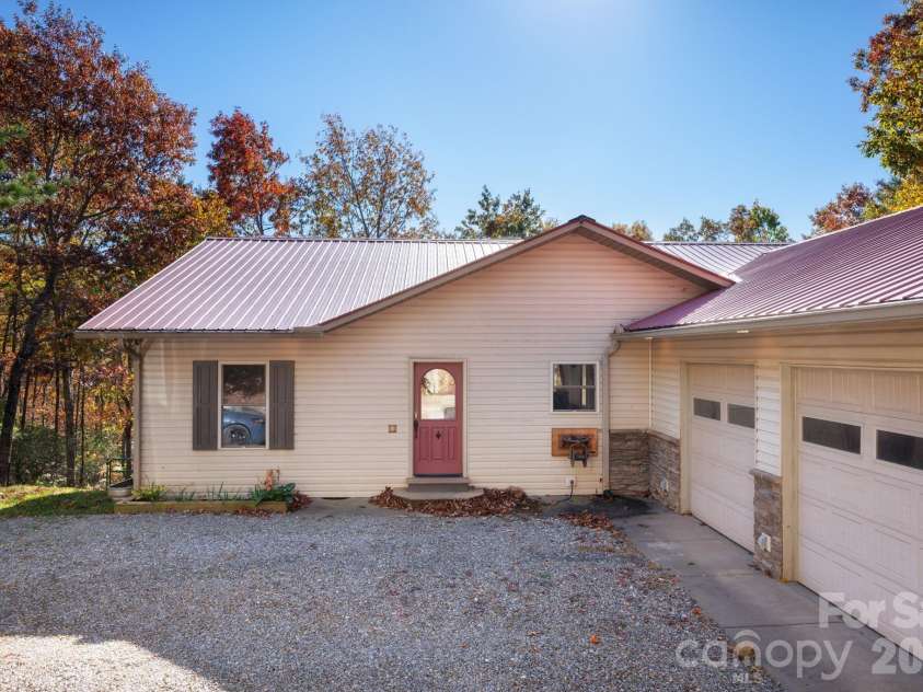 22 Faholoa Ridge Road, Black Mountain, NC 28711.  MLS# CAR4316840, YatesRealty ID 2195. 