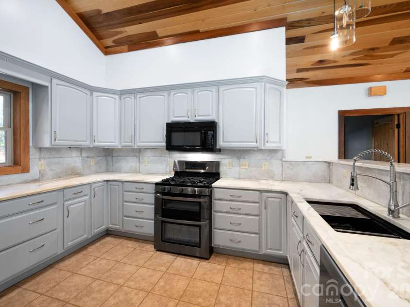 22 Faholoa Ridge Road, Black Mountain, NC 28711.  MLS# CAR4316840, YatesRealty ID 2195. 