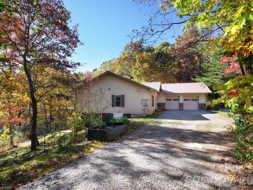 22 Faholoa Ridge Road, Black Mountain, NC 28711.  MLS# CAR4316840, YatesRealty ID 2195. 