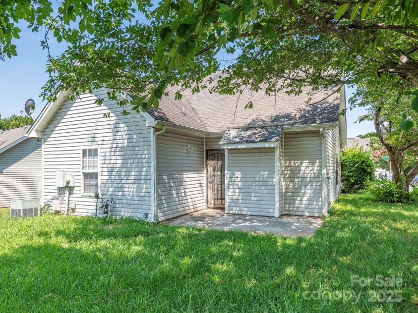6212 Derryfield Drive, Charlotte, NC 28213.  MLS# CAR4252797, YatesRealty ID 21950. Backyard