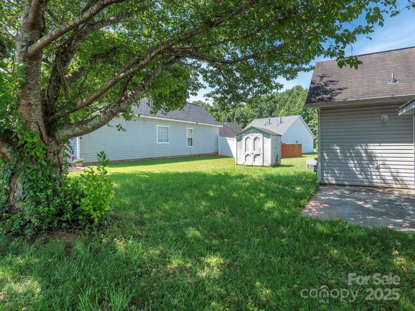 6212 Derryfield Drive, Charlotte, NC 28213.  MLS# CAR4252797, YatesRealty ID 21950. Backyard