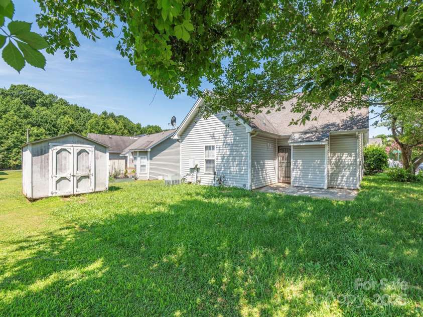 6212 Derryfield Drive, Charlotte, NC 28213.  MLS# CAR4252797, YatesRealty ID 21950. Backyard