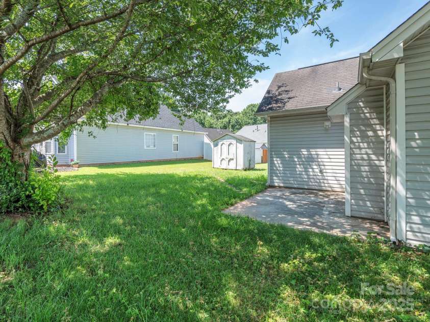 6212 Derryfield Drive, Charlotte, NC 28213.  MLS# CAR4252797, YatesRealty ID 21950. Backyard