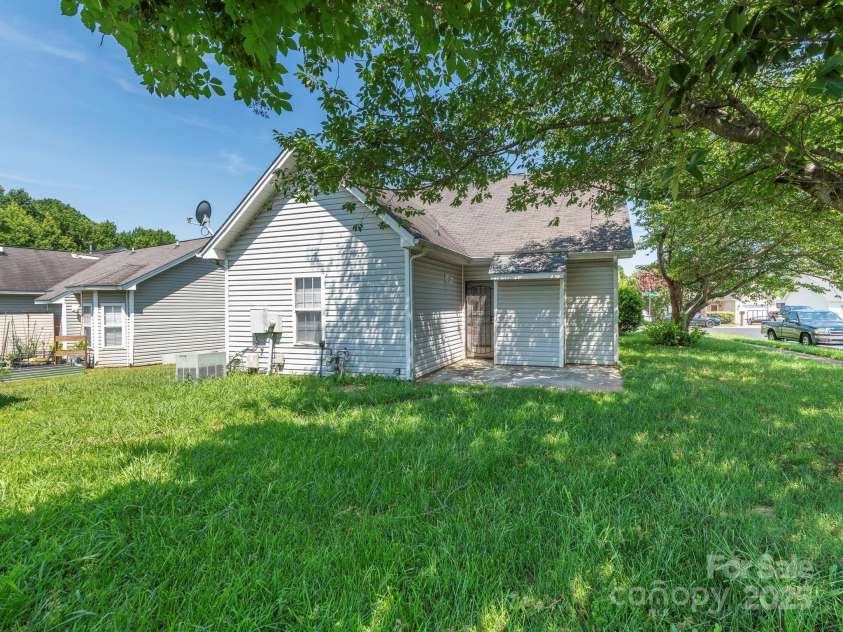 6212 Derryfield Drive, Charlotte, NC 28213.  MLS# CAR4252797, YatesRealty ID 21950. Backyard