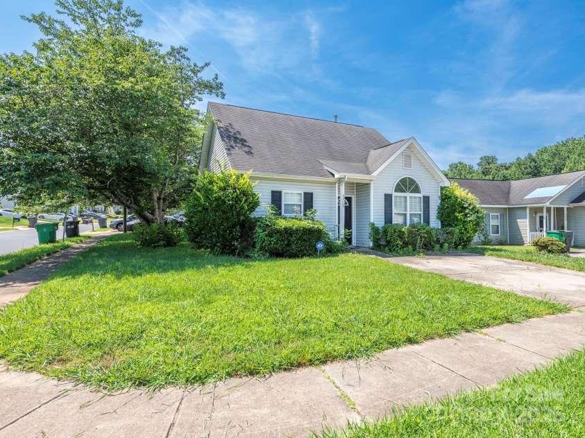 6212 Derryfield Drive, Charlotte, NC 28213.  MLS# CAR4252797, YatesRealty ID 21950. Front Exterior