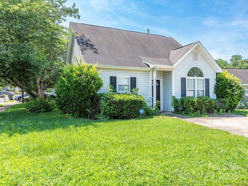 6212 Derryfield Drive, Charlotte, NC 28213.  MLS# CAR4252797, YatesRealty ID 21950. Front Exterior
