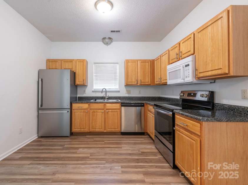 6212 Derryfield Drive, Charlotte, NC 28213.  MLS# CAR4252797, YatesRealty ID 21950. Kitchen