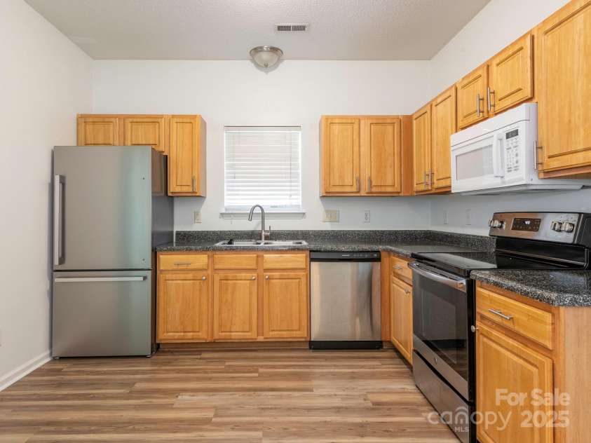 6212 Derryfield Drive, Charlotte, NC 28213.  MLS# CAR4252797, YatesRealty ID 21950. Kitchen