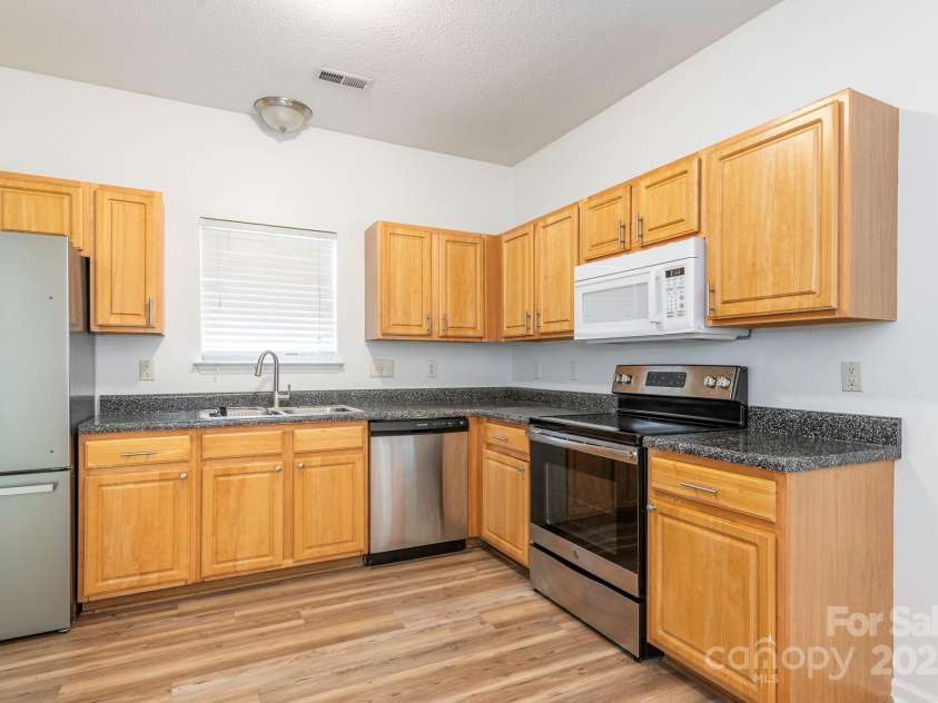 6212 Derryfield Drive, Charlotte, NC 28213.  MLS# CAR4252797, YatesRealty ID 21950. Kitchen