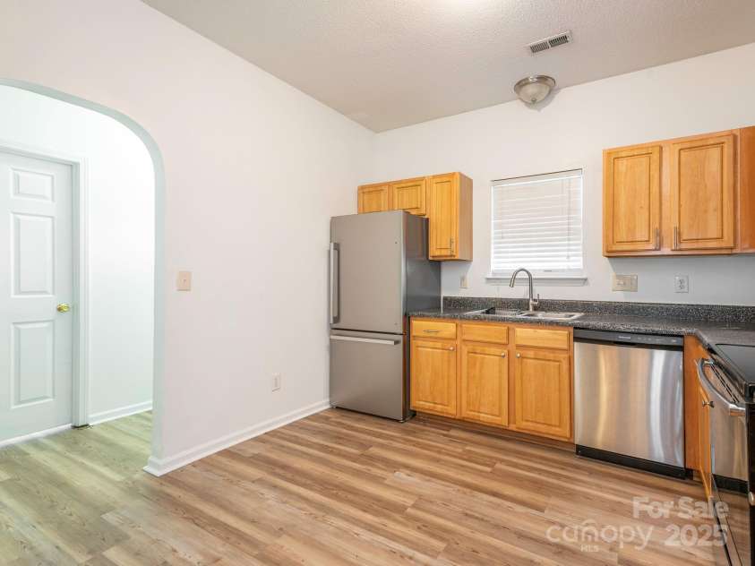 6212 Derryfield Drive, Charlotte, NC 28213.  MLS# CAR4252797, YatesRealty ID 21950. Kitchen