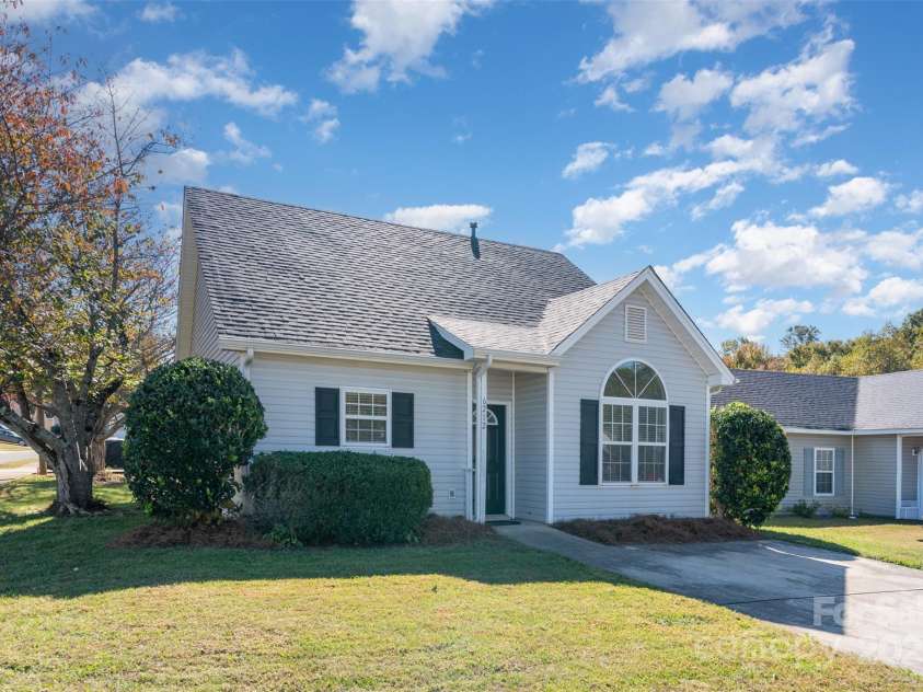 6212 Derryfield Drive, Charlotte, NC 28213.  MLS# CAR4316143, YatesRealty ID 21950. 