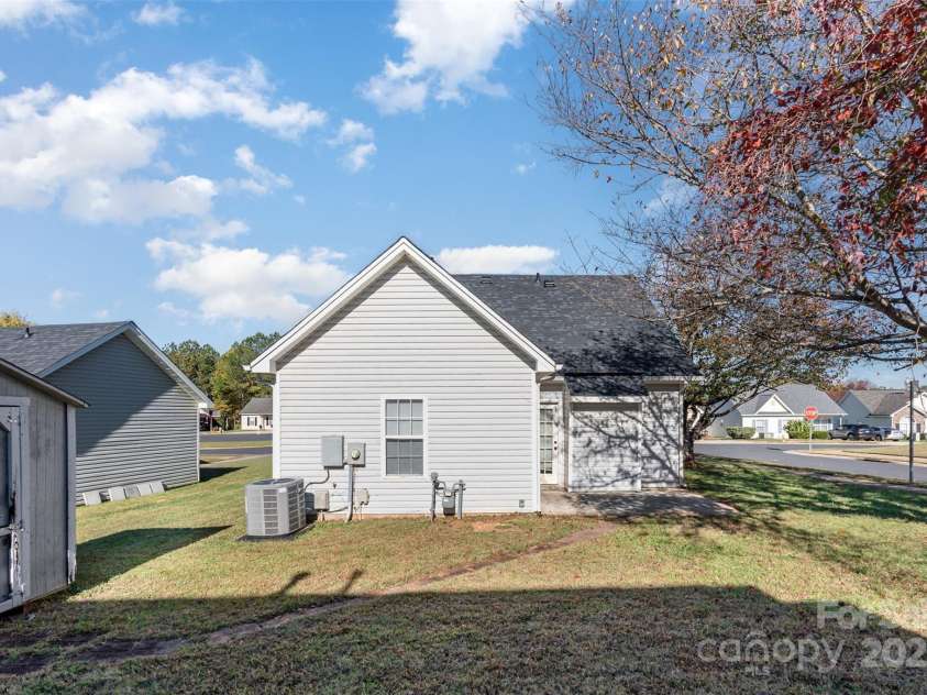 6212 Derryfield Drive, Charlotte, NC 28213.  MLS# CAR4316143, YatesRealty ID 21950. 