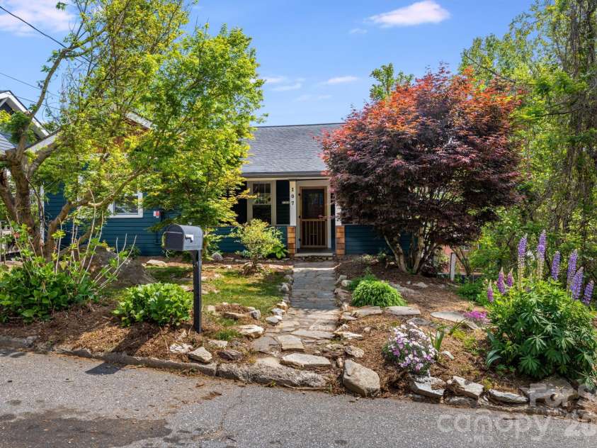 107 Courtland Avenue, Asheville, NC 28801.  MLS# CAR4376607, YatesRealty ID 21952. 