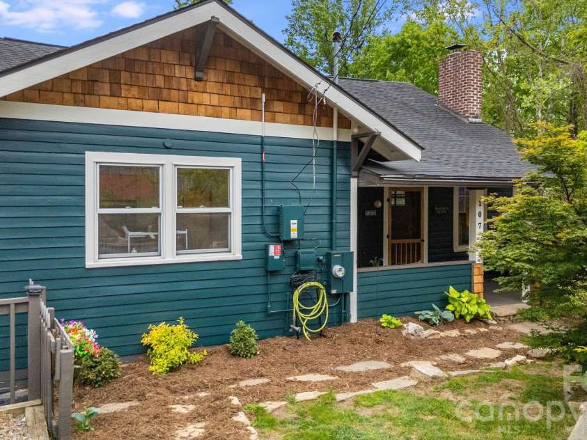 107 Courtland Avenue, Asheville, NC 28801.  MLS# CAR4376607, YatesRealty ID 21952. 
