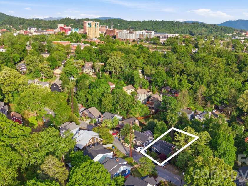 107 Courtland Avenue, Asheville, NC 28801.  MLS# CAR4376607, YatesRealty ID 21952. 