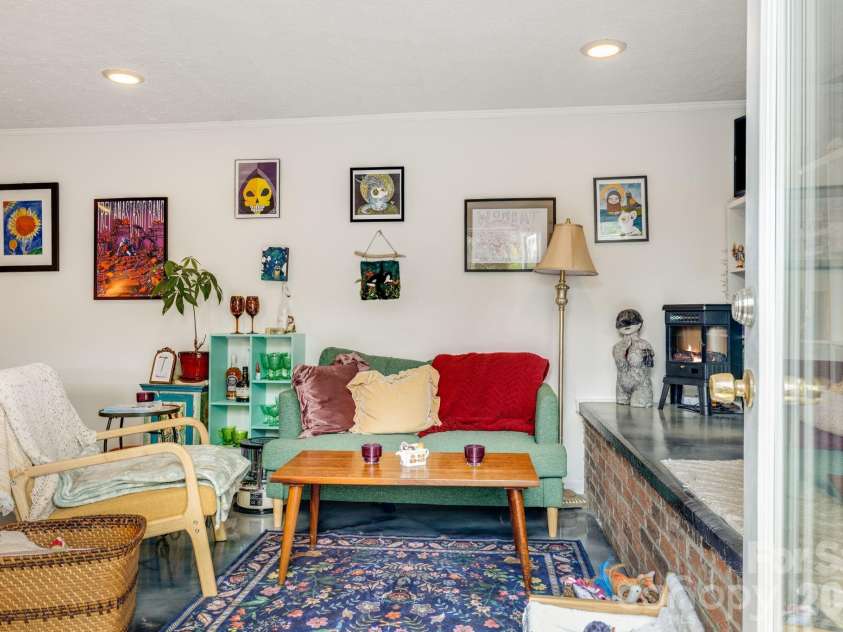 107 Courtland Avenue, Asheville, NC 28801.  MLS# CAR4376607, YatesRealty ID 21952. Lower unit entry