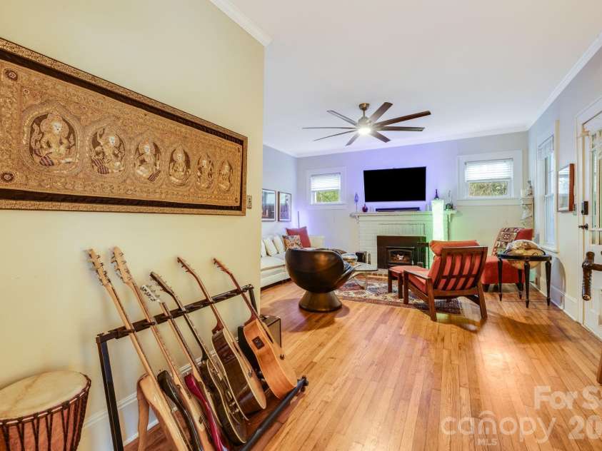 107 Courtland Avenue, Asheville, NC 28801.  MLS# CAR4376607, YatesRealty ID 21952. Main level dining area 