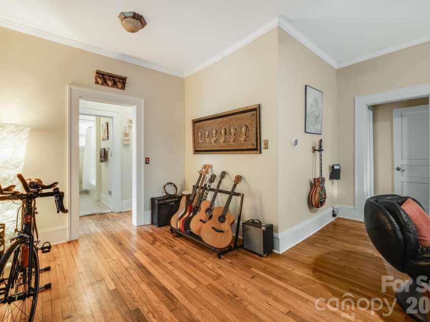 107 Courtland Avenue, Asheville, NC 28801.  MLS# CAR4376607, YatesRealty ID 21952. Main level dining area