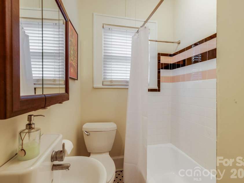 107 Courtland Avenue, Asheville, NC 28801.  MLS# CAR4376607, YatesRealty ID 21952. Main level full bathroom 