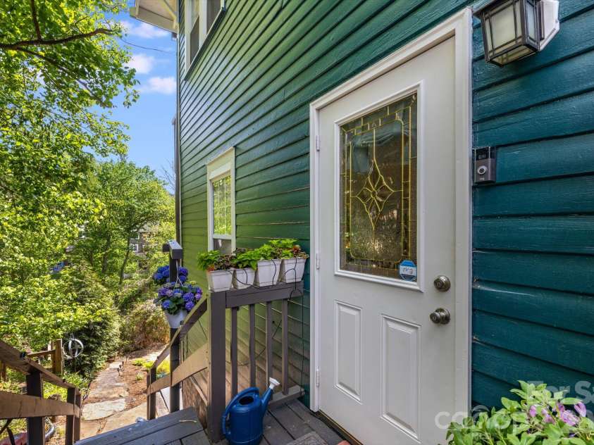 107 Courtland Avenue, Asheville, NC 28801.  MLS# CAR4376607, YatesRealty ID 21952. Middle unit 