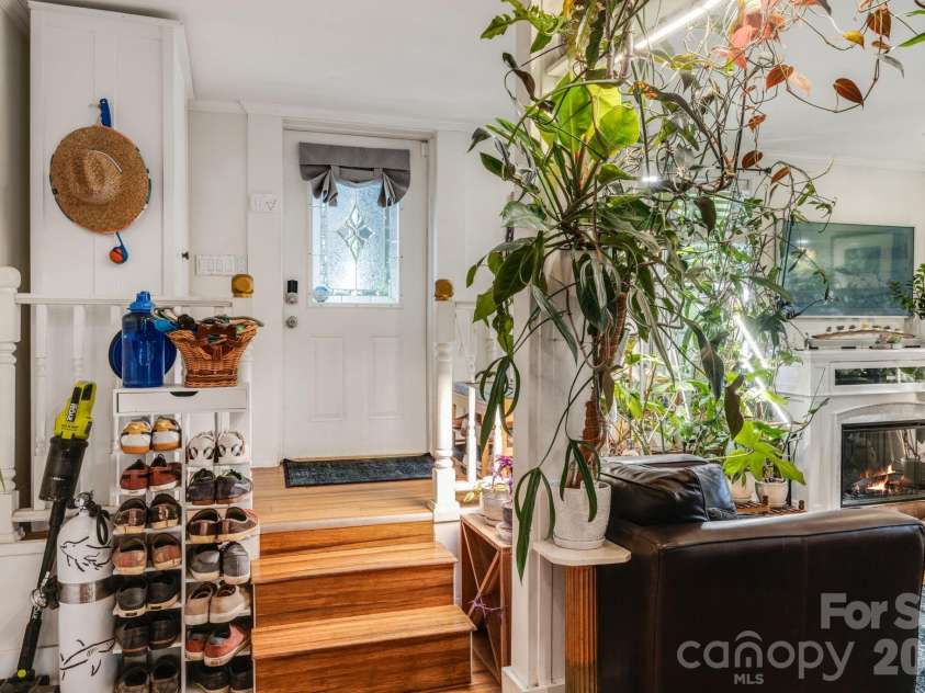 107 Courtland Avenue, Asheville, NC 28801.  MLS# CAR4376607, YatesRealty ID 21952. Middle unit entry