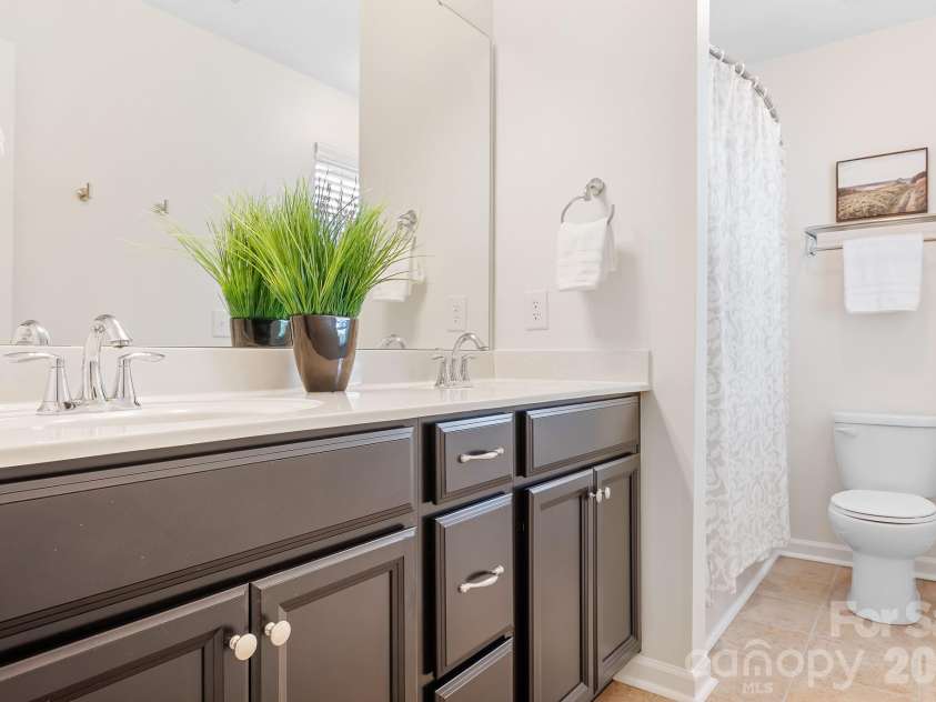 15403 Oleander Drive, Charlotte, NC 28278.  MLS# CAR4369948, YatesRealty ID 21953. 4th Full Bath w/ Dual Sinks
