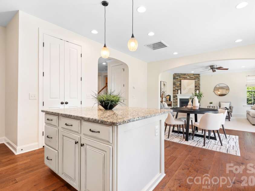 15403 Oleander Drive, Charlotte, NC 28278.  MLS# CAR4369948, YatesRealty ID 21953. Breakfast Area