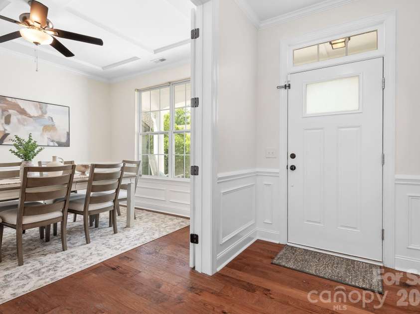 15403 Oleander Drive, Charlotte, NC 28278.  MLS# CAR4369948, YatesRealty ID 21953. Entry Foyer