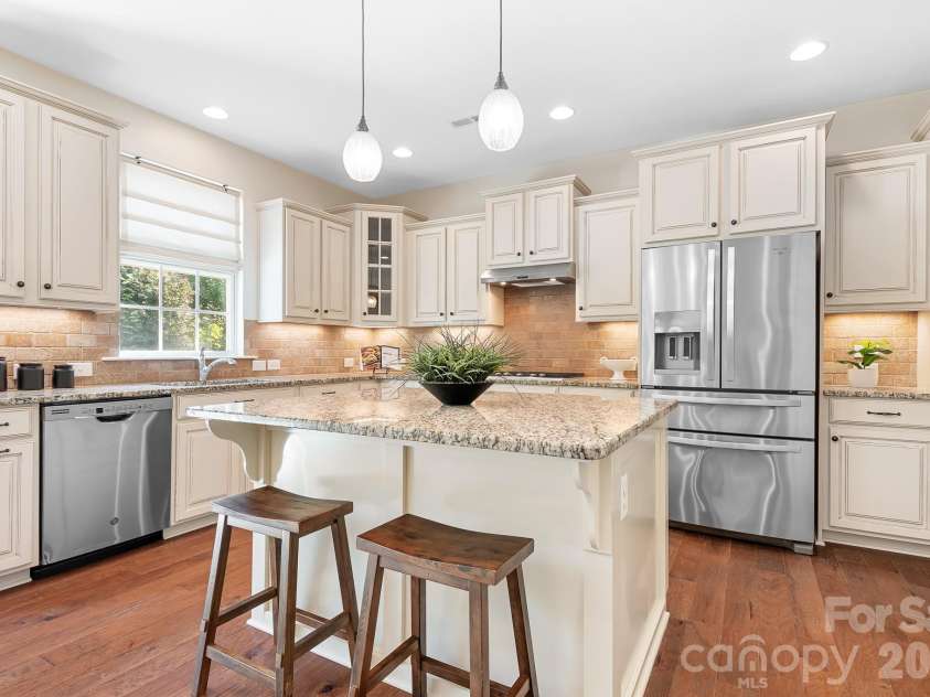 15403 Oleander Drive, Charlotte, NC 28278.  MLS# CAR4369948, YatesRealty ID 21953. Kitchen Island