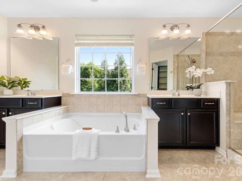 15403 Oleander Drive, Charlotte, NC 28278.  MLS# CAR4369948, YatesRealty ID 21953. Primary Ensuite Bath