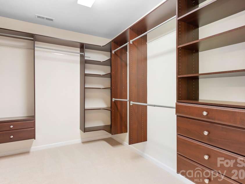 15403 Oleander Drive, Charlotte, NC 28278.  MLS# CAR4369948, YatesRealty ID 21953. Primary Walk-In Closet Built-Ins