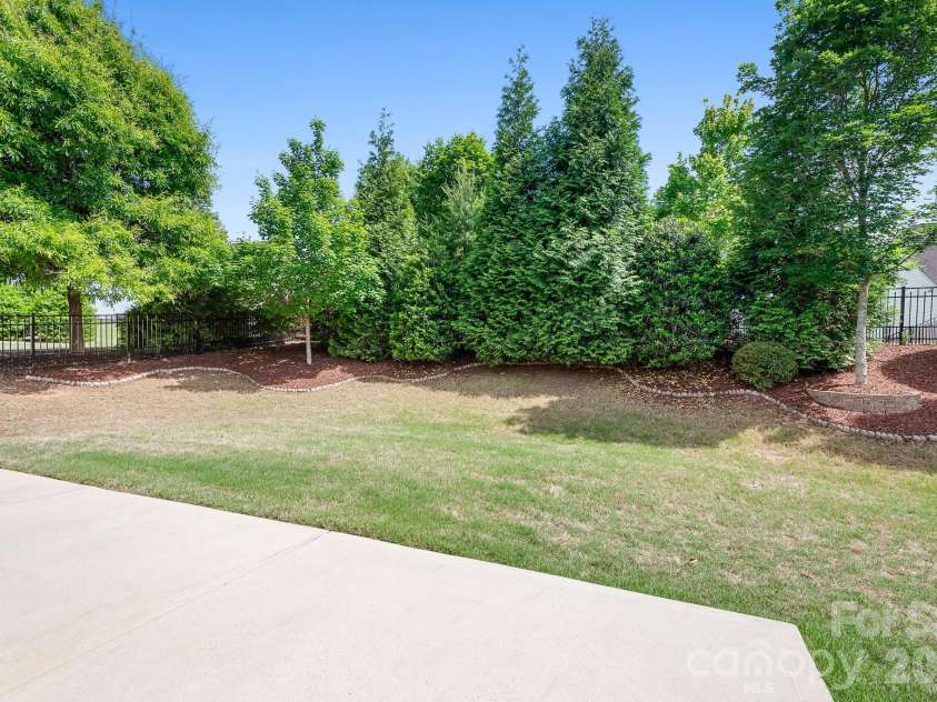 15403 Oleander Drive, Charlotte, NC 28278.  MLS# CAR4369948, YatesRealty ID 21953. Semi-Private Rear Yard
