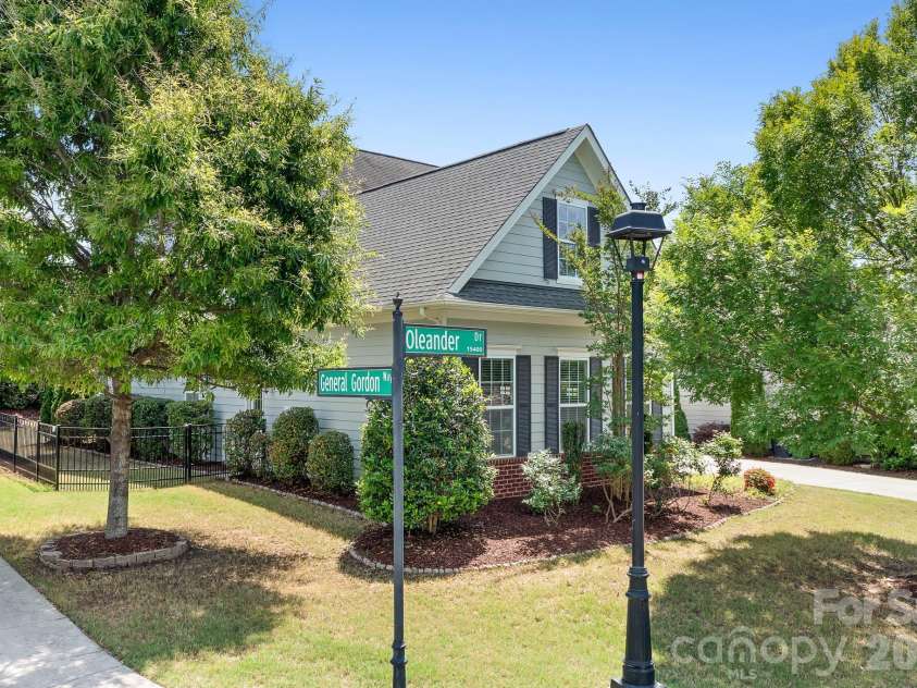 15403 Oleander Drive, Charlotte, NC 28278.  MLS# CAR4369948, YatesRealty ID 21953. Side Yard 
