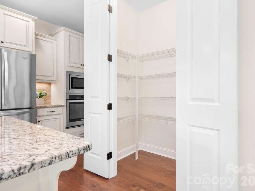 15403 Oleander Drive, Charlotte, NC 28278.  MLS# CAR4369948, YatesRealty ID 21953. Spacious Kitchen Pantry