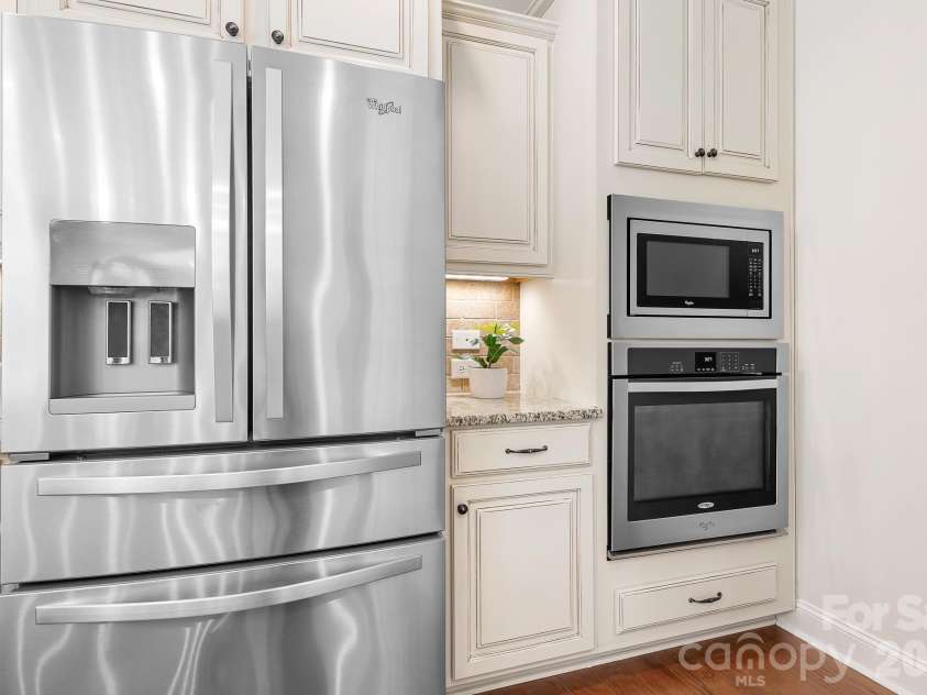 15403 Oleander Drive, Charlotte, NC 28278.  MLS# CAR4369948, YatesRealty ID 21953. SS Appliances
