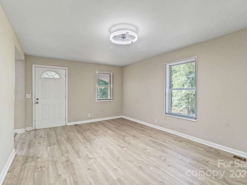 175 Uphill Drive, Lexington, NC 27295.  MLS# CAR4274850, YatesRealty ID 21956. 