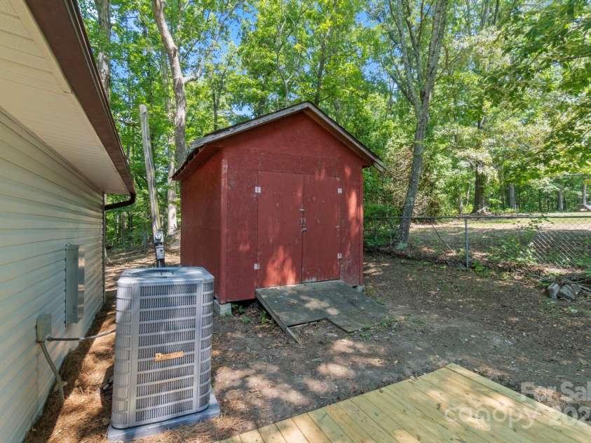 175 Uphill Drive, Lexington, NC 27295.  MLS# CAR4274850, YatesRealty ID 21956. 