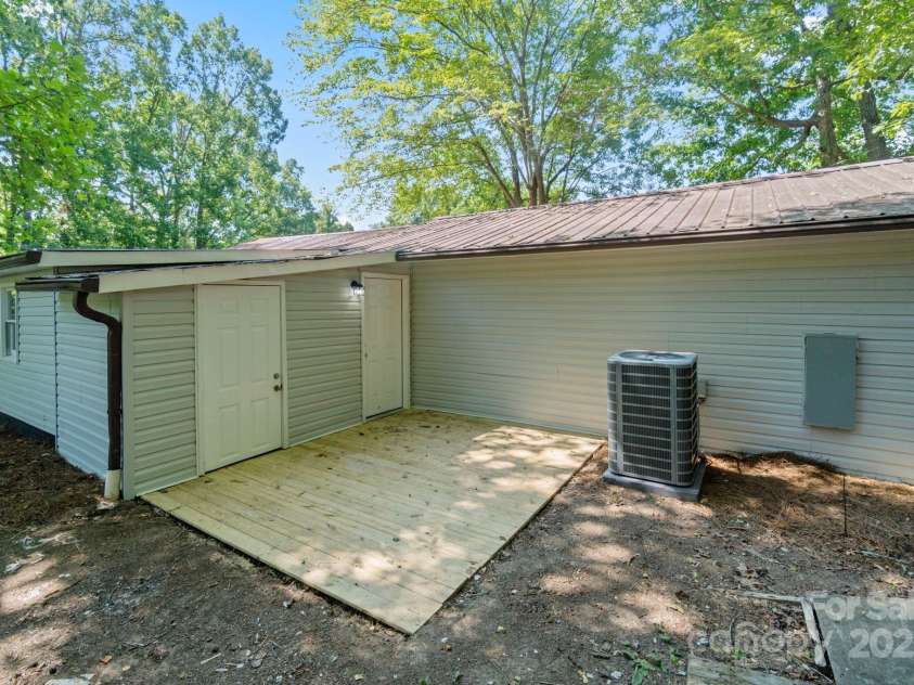 175 Uphill Drive, Lexington, NC 27295.  MLS# CAR4274850, YatesRealty ID 21956. 