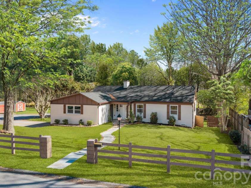 1722 Hartford Drive, Gastonia, NC 28052.  MLS# CAR4355562, YatesRealty ID 21958. 