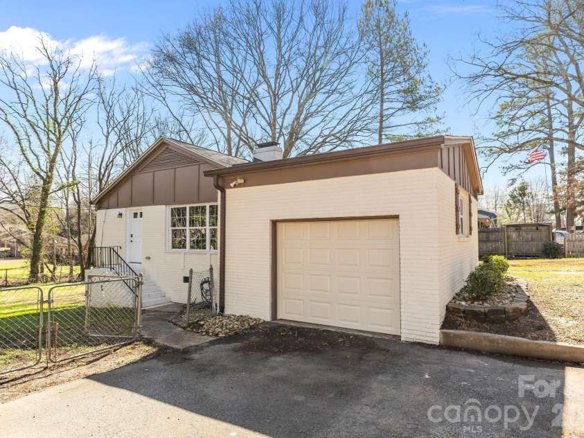 1722 Hartford Drive, Gastonia, NC 28052.  MLS# CAR4355562, YatesRealty ID 21958. 