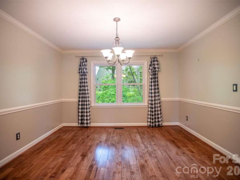 1002 Windsor Drive, Asheville, NC 28803.  MLS# CAR4361534, YatesRealty ID 21960. Dining room